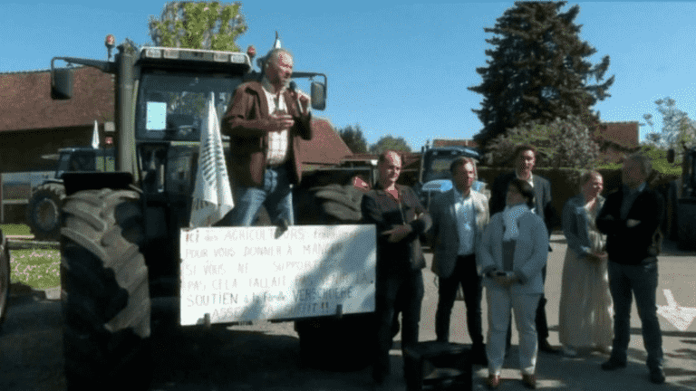 a demonstration organized in support of a farmer condemned for the noise and the smell of his cows