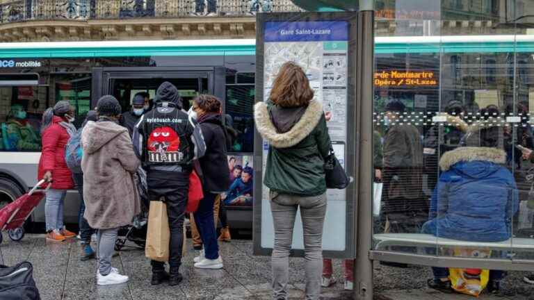 a hundred bus drivers demonstrated in front of the Ministry of Ecological Transition