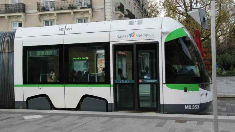 a man shows off his penis in the tram, he is arrested