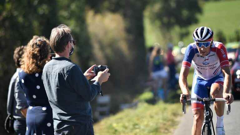 a small peloton will play for victory at the top of Mont Cassel… Follow the 5th stage