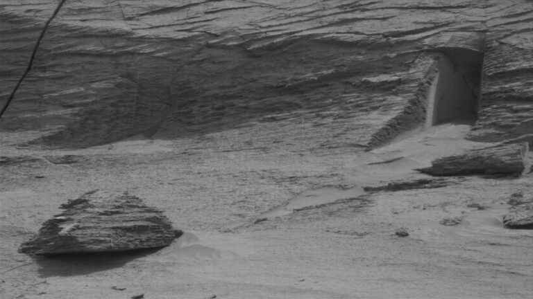 an intriguing “gate” on Mars captured by the Curiosity rover