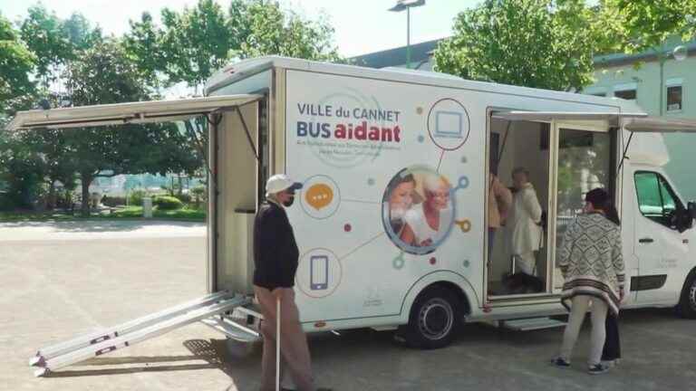 an itinerant bus to help with the administrative procedures