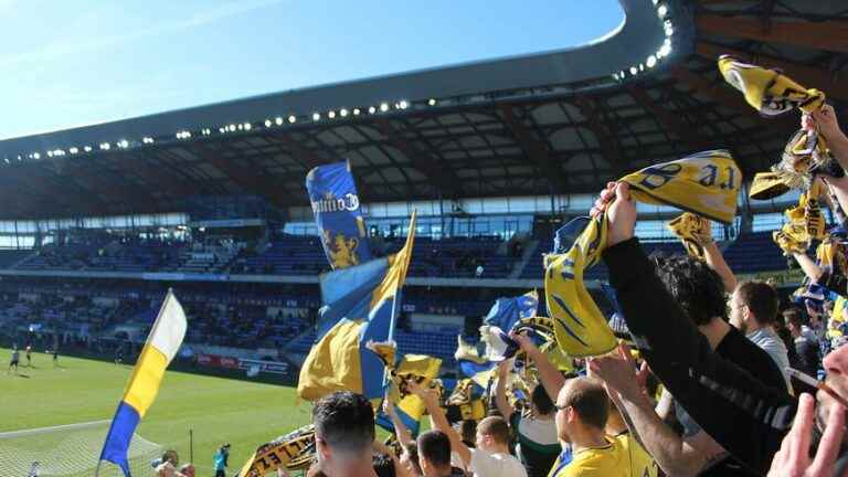 at least 500 Sochaux supporters expected in Paris