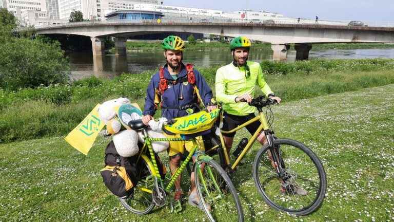 by bike from Nantes to Paris, the challenge of two Canary supporters