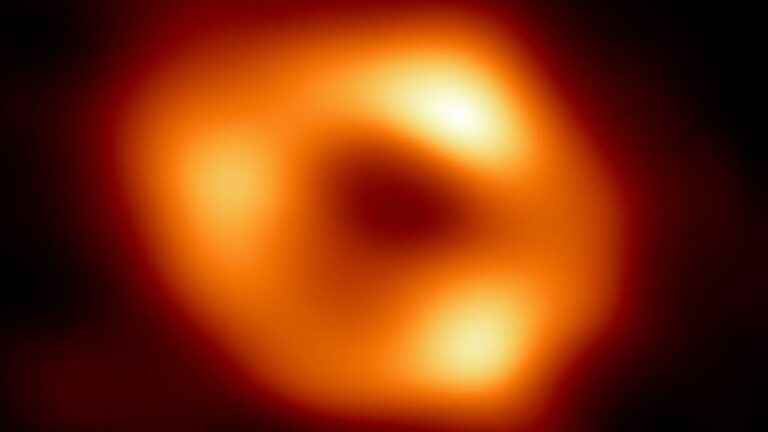 franceinfo junior.  How do black holes appear?