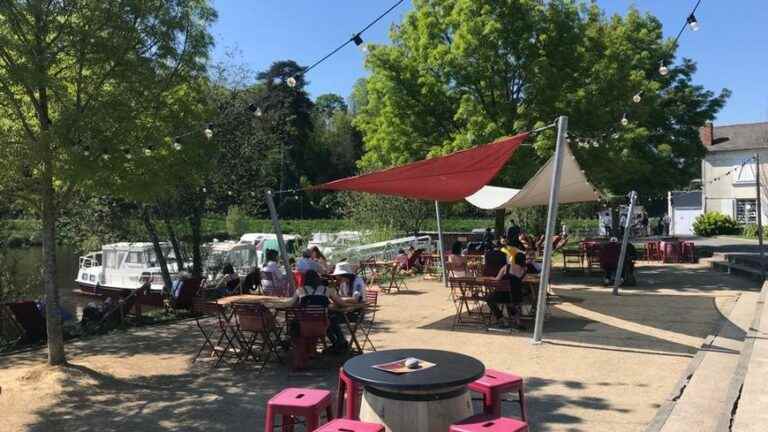 in Château-Gontier, the harbor master’s office welcomes tourists and locals on the banks of the Mayenne