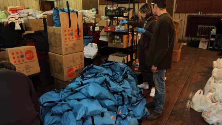 in Lyssytchansk, deserted and deprived of water, food aid organized in a former theater