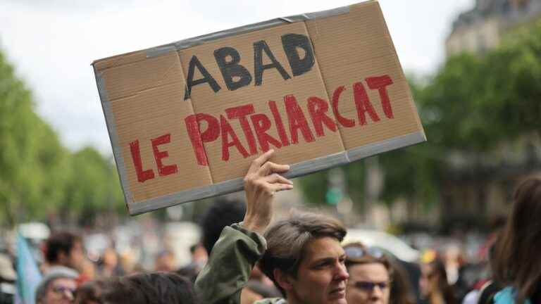 in Paris, feminist activists ask the government for the resignation of Damien Abad