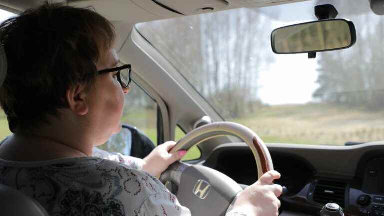 in Poland, women take the wheel to “bring a little security” to refugees and their children