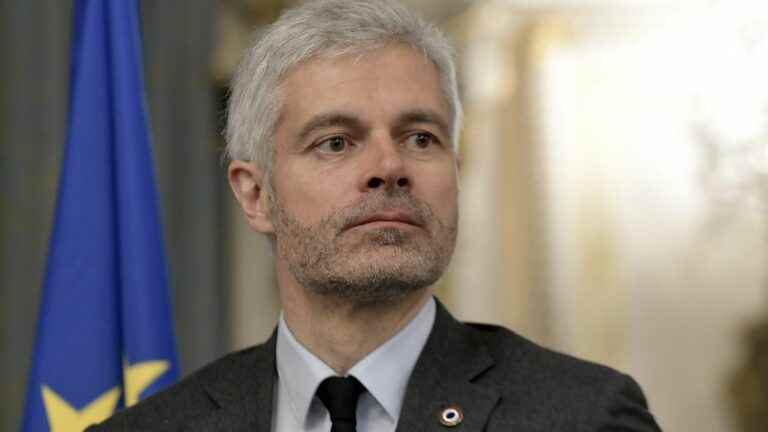 it is not a “simple garment, it is a political symbol”, estimates Laurent Wauquiez