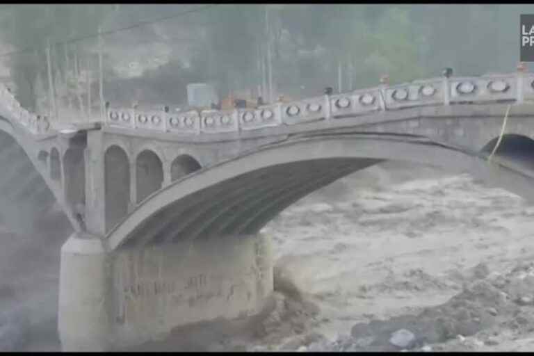 pakistan |  A bridge is carried away by a flood caused by the melting of a glacier