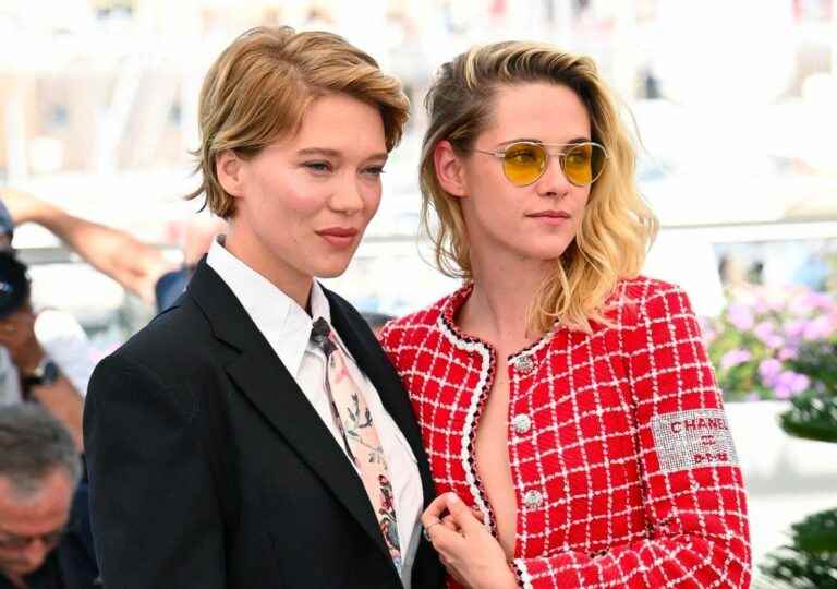 soft eyes, knowing smiles, Kristen Stewart very low-cut and under the spell of Léa Seydoux