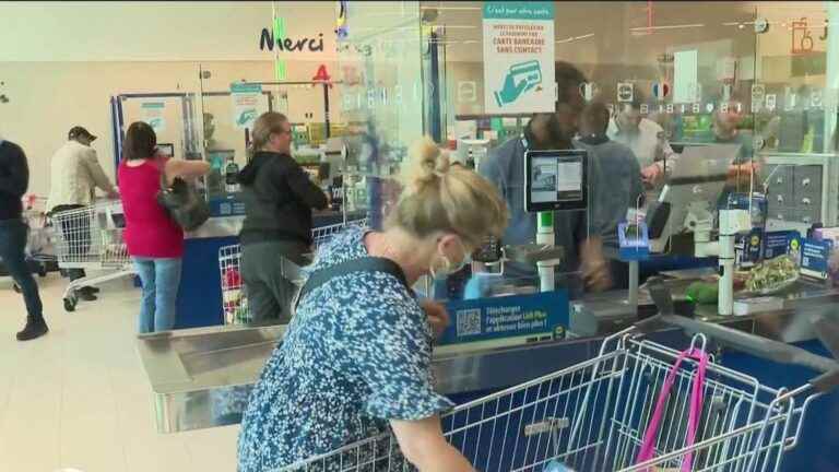 supermarkets compete for customers despite inflation