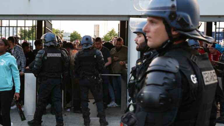 the Paris police chief denounces 30 to 40,000 too many spectators in front of the Stade de France in a report