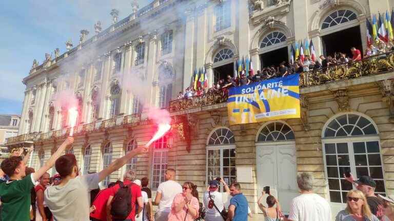 the crowd cheers the players of SLUC Nancy place Stanislas