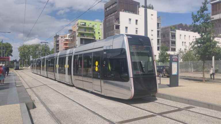 the development of the mayor of La Riche on the second tram line