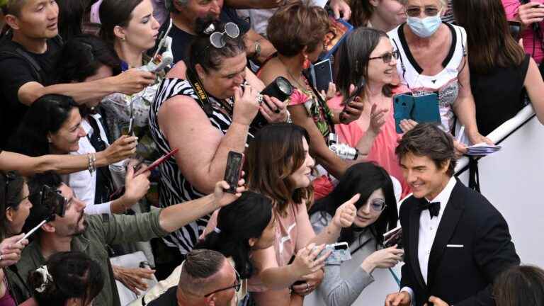 the patrol of France greets Tom Cruise, who came to present the latest Top Gun