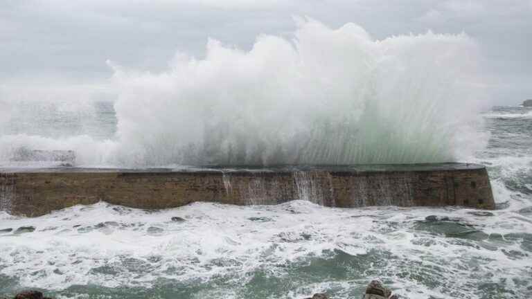 three people found dead after being swept away by a wave in Plogoff