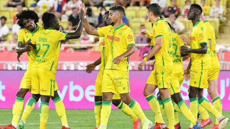 tired Canaries lose to Lyon (3-2)