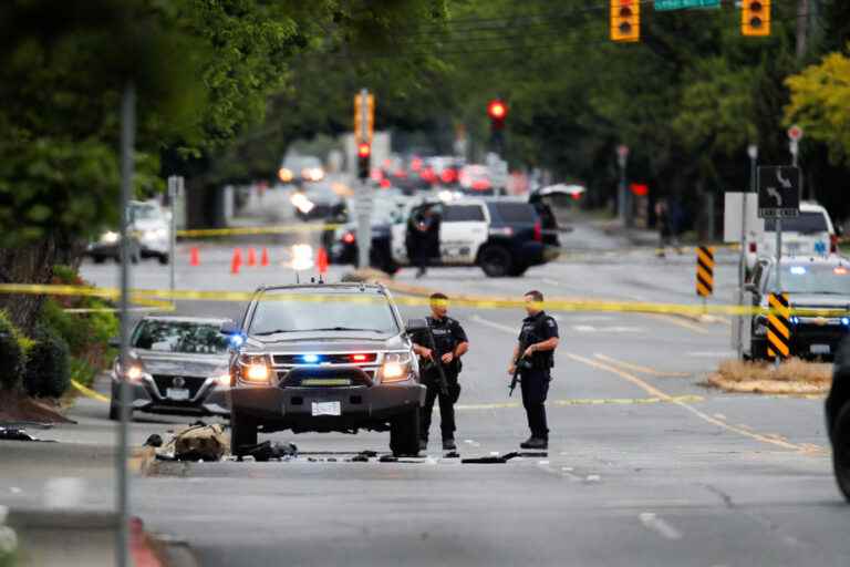 British Columbia |  Two suspects killed and six police officers injured in bank robbery