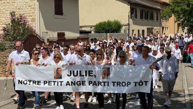 200 people for the white march in memory of Julie, victim of feminicide