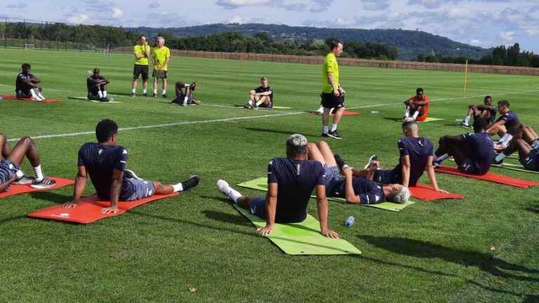 24 players present on the field, for the resumption of training