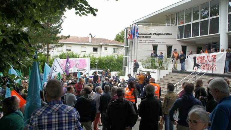 300 people denounce the decision of the administrative court of Pau