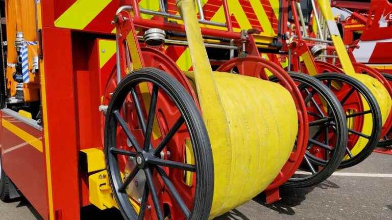 A fire destroys several hundred bales of hay in the Dordogne