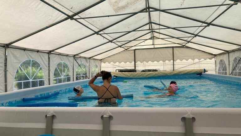 A mobile swimming pool installed near a school in Vienne to give swimming lessons to children