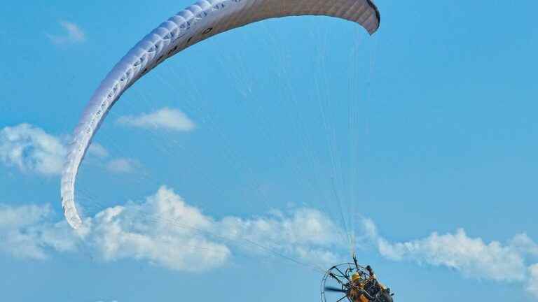 A paramotor pilot from Le Blanc is killed in the Hautes-Alpes