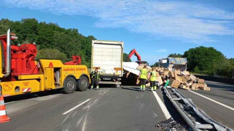 A truck lies down on the A89 at the limit between the Gironde and the Dordogne, traffic interrupted