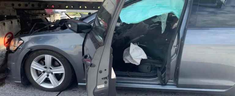 A vehicle rammed the back of a heavy truck in Laval