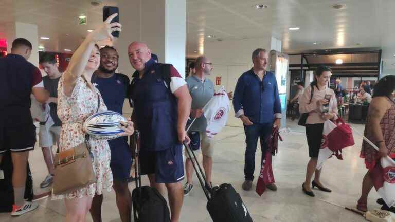 About thirty supporters at Mérignac airport to encourage the players before their departure