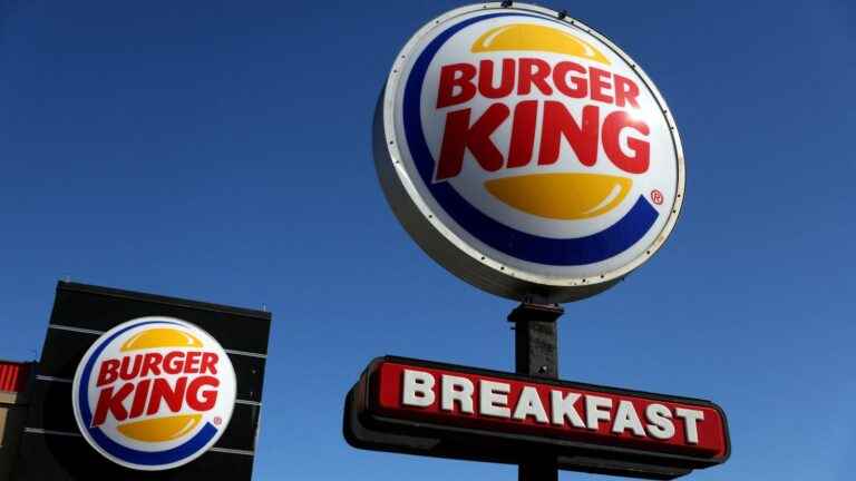 After 27 years without interruption behind the checkout of the same Burger King, he receives 235,000 dollars from Internet users moved by his story