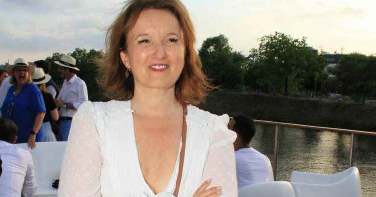 Anne Roumanoff: Radiant in a short white dress, she finds Tex and Valérie Damidot for a summer challenge