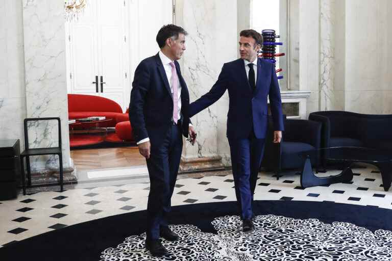 At the foot of the wall, Macron consults the parties