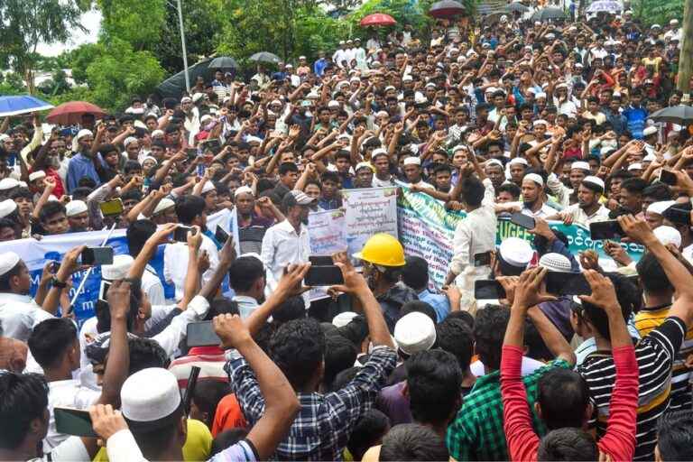 Bangladeshi |  Tens of thousands of Rohingya refugees demand their return to Burma