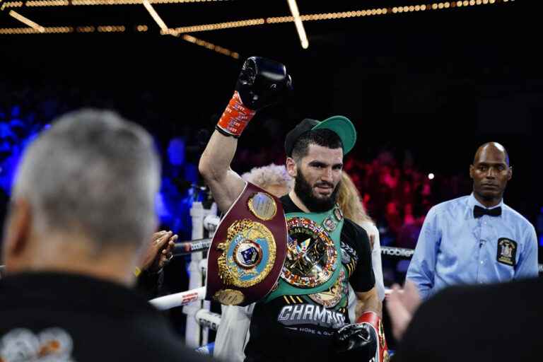 Beterbiev defeats Smith Jr. in two rounds to win another belt