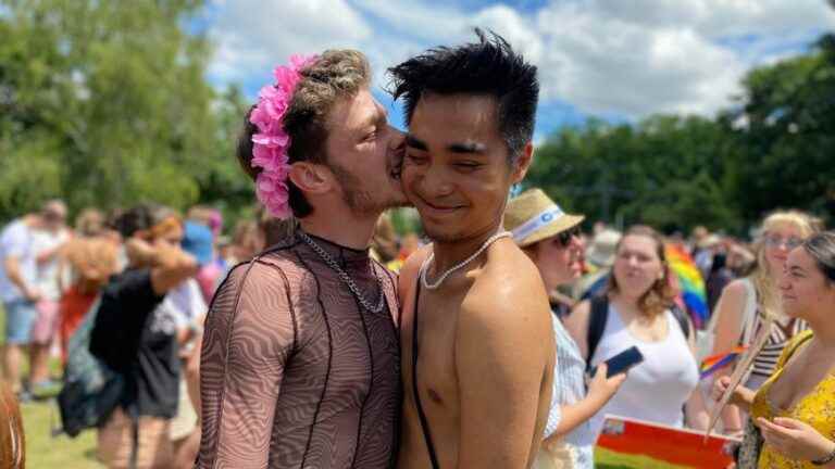 Between 600 and a thousand participants in the Dijon pride march