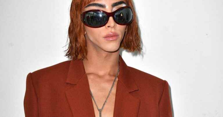 Bilal Hassani: Exposed torso, costume and XXL glasses for the Egonlab fashion show