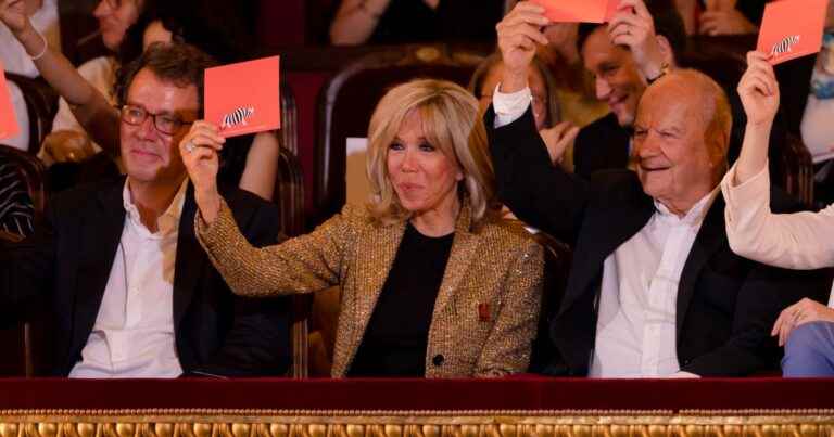 Brigitte Macron in a golden jacket, she finds Jamel Debbouze for the Improv Trophy of the Culture & Diversity Foundation