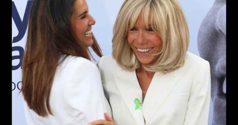 Brigitte Macron very complicit with Karine Ferri, in front of Faustine Bollaert and Nikos Aliagas in Rueil-Malmaison