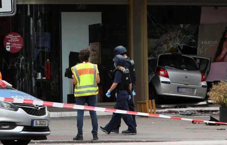 Car smashes into pedestrians in Germany’s capital