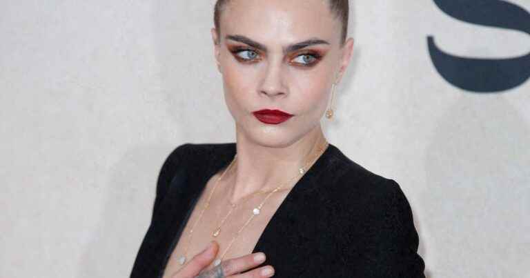 Cara Delevingne in a relationship with a singer?  They share a passionate kiss in Italy