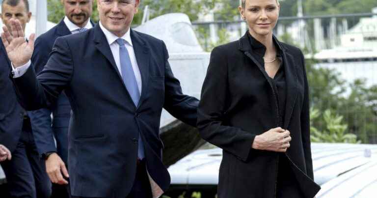 Charlene of Monaco passionately kisses Albert: rare signs of affection abroad