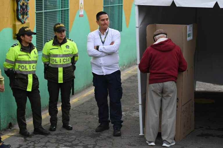 Colombians vote in the second round of the presidential election