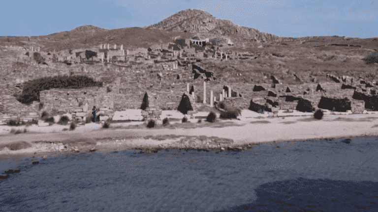 Delos, a soon-to-be-submerged treasure?