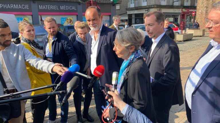 “Do you think I have a rebellious head?” jokes Édouard Philippe with Élisabeth Borne in Normandy