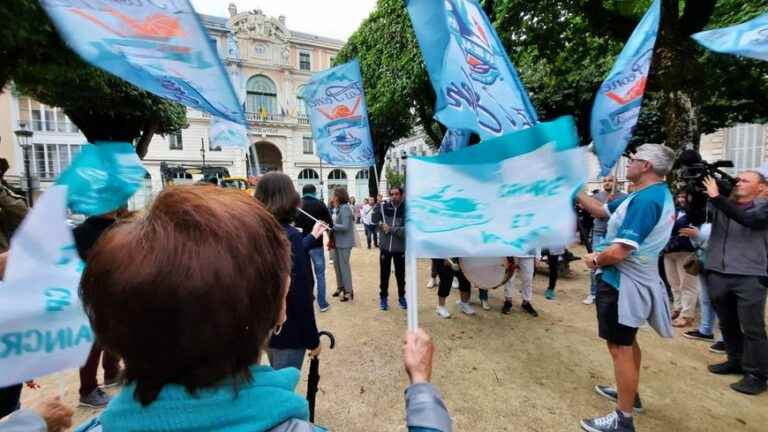 Dozens of Elan Béarnais supporters in front of Pau town hall