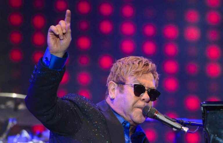 Elizabeth II Jubilee: images of Elton John in a wheelchair before going on stage raise fears of the worst